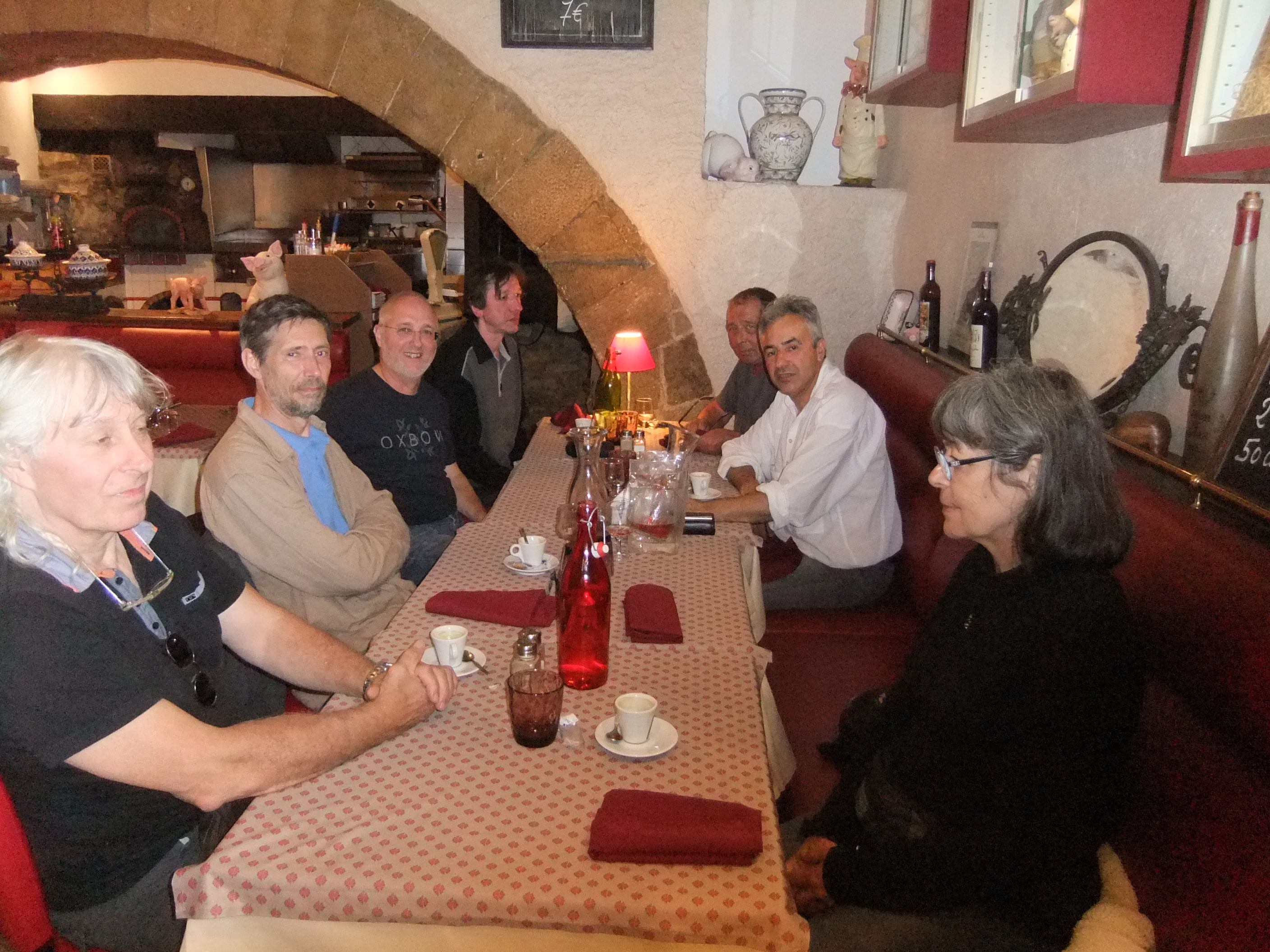 Nos repas à l'Auberge de Dame Carcas
avec J-Yves ; Man ; Devo ; Mathieu ; Patryck ; Malard ; Marlène.